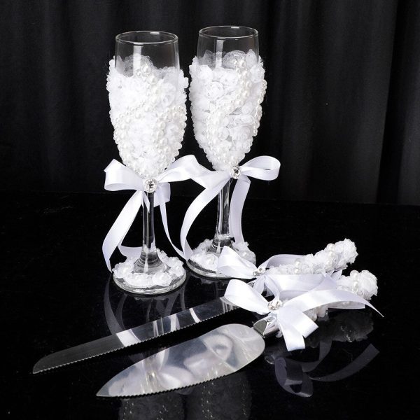 Eligant Laxury Bride and Groom Dressed In Rhinestone Bridal Set Lead Free Crystal Champagne Wine Glasses with Cake Knife and Shovel Supply